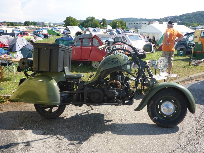 In Nisch zugelassenes Kustombike aus 2 CV Teilen gebaut