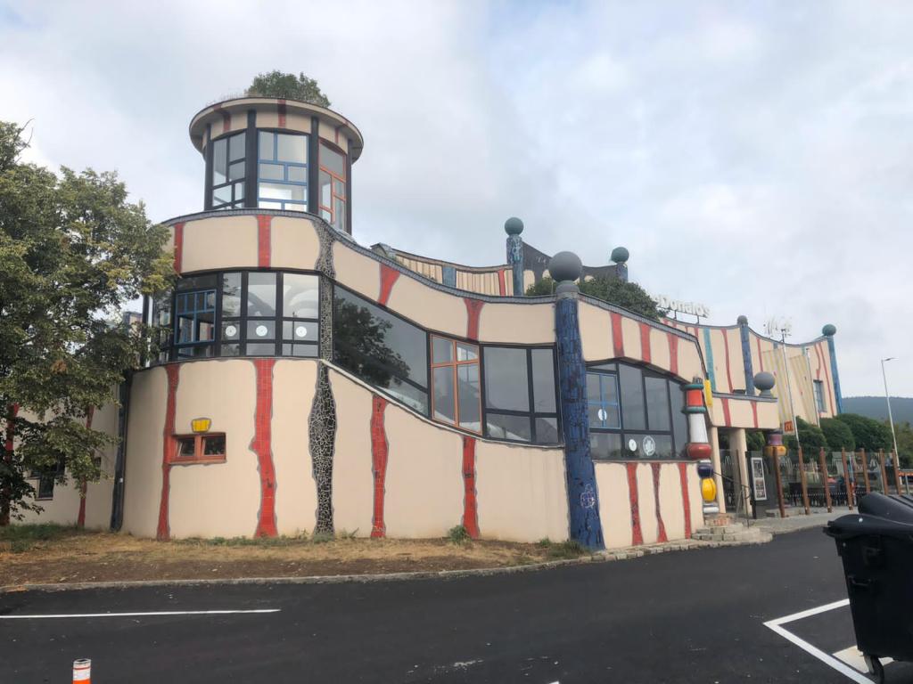 Architekt mit LSD Erfahrung ?? Hundertwasser müsste es sein. Der Architekt nicht die Substanz.